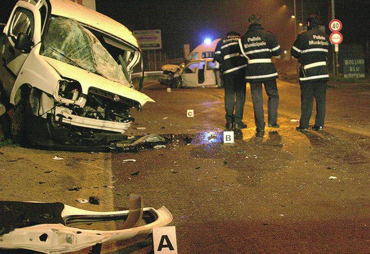 Scontro frontale tra due auto: perdono la vita i conducenti
