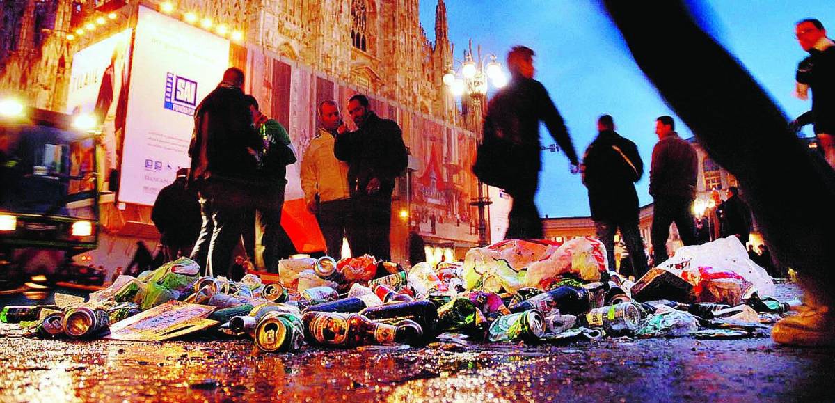 Il sagrato del Duomo discarica dei tifosi scozzesi