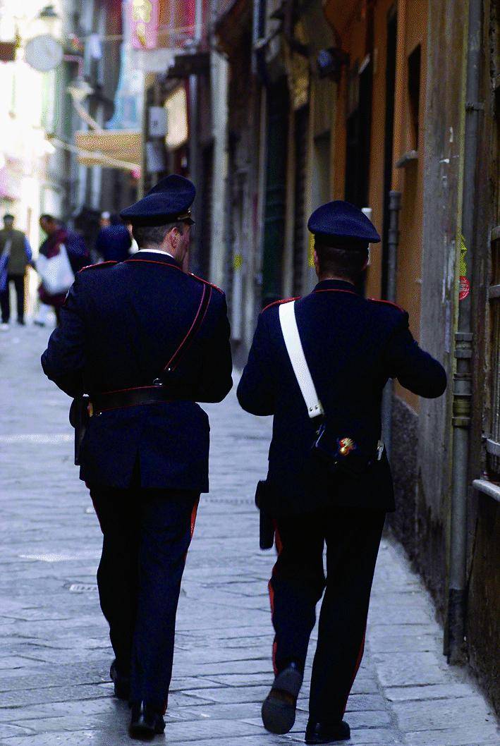 Maresciallo dei carabinieri si uccide su una scalinata