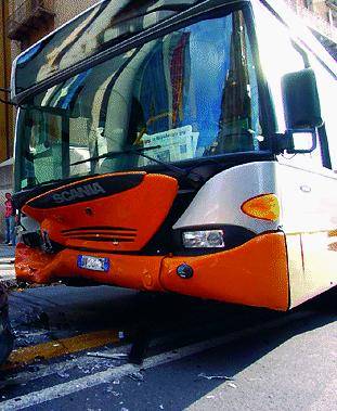 Bus contro camion: tredici passeggeri feriti