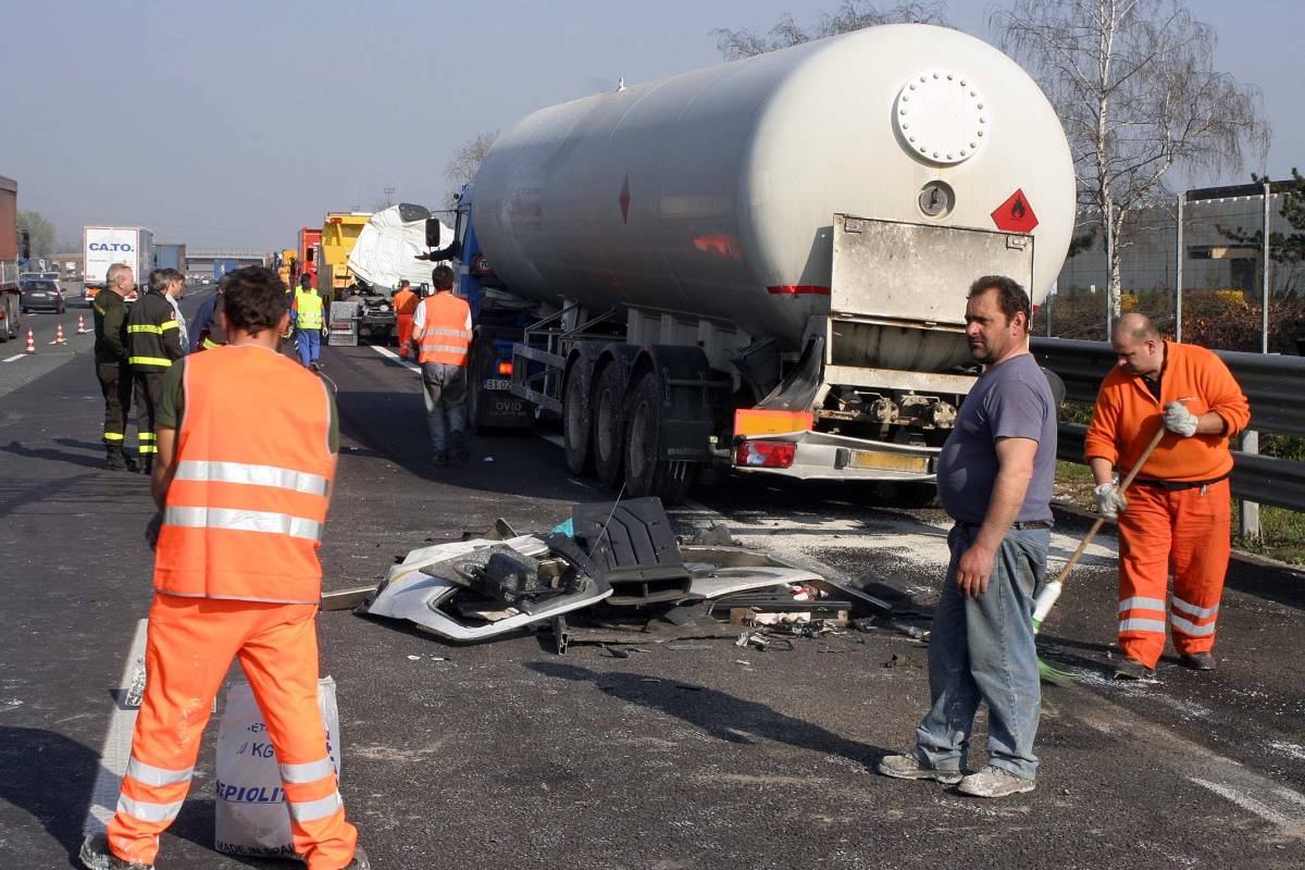 A1, madre e due figli morti in un incidente