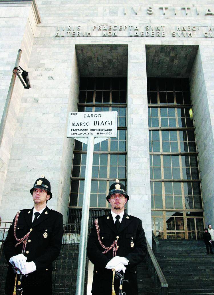 Il ricordo di Biagi spacca i Poli. Maroni: la Cgil sbagliò, si scusi