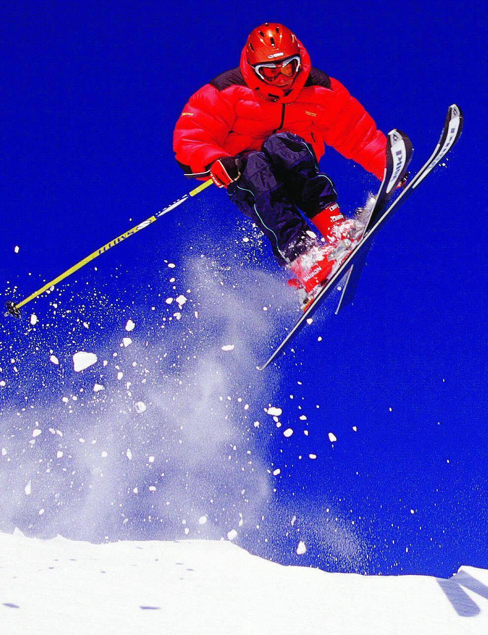 Sci, troppi incidenti sulle piste. "Casco obbligatorio per tutti"