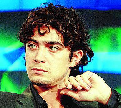 Tutti lo amano, tutti lo vogliono Non è che Riccardo si brucia?
