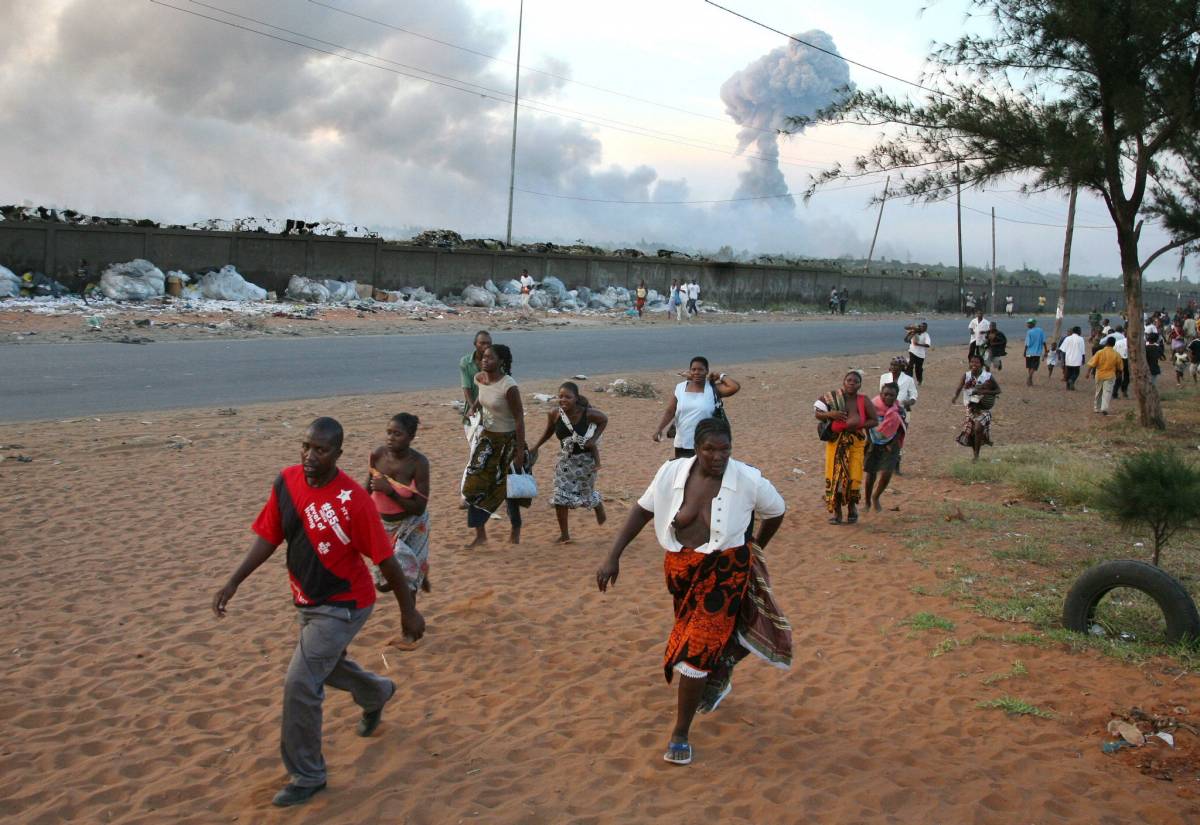 Terrore a Maputo, esplode arsenale: 83 morti