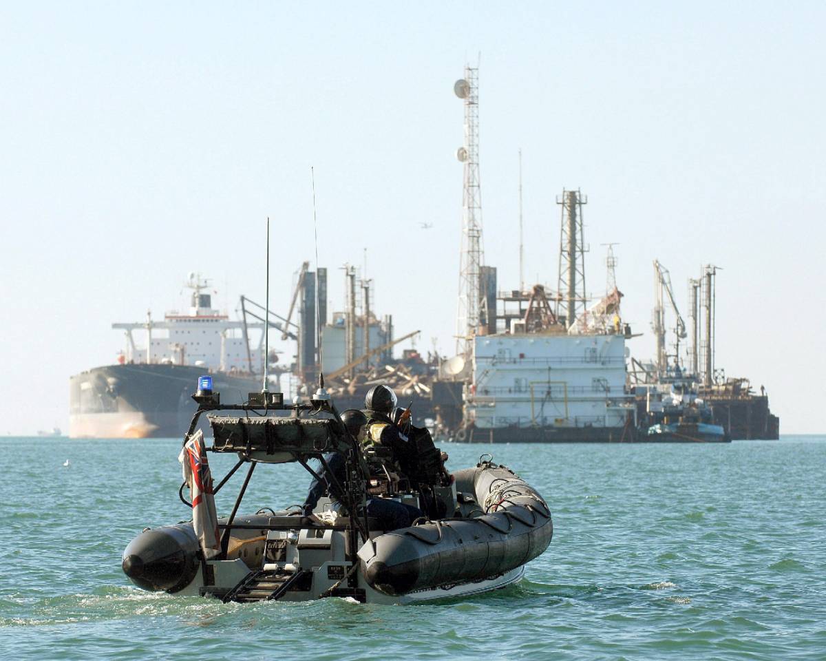 Cresce la tensione nel Golfo Persico 
L'Iran arresta 15 soldati inglesi