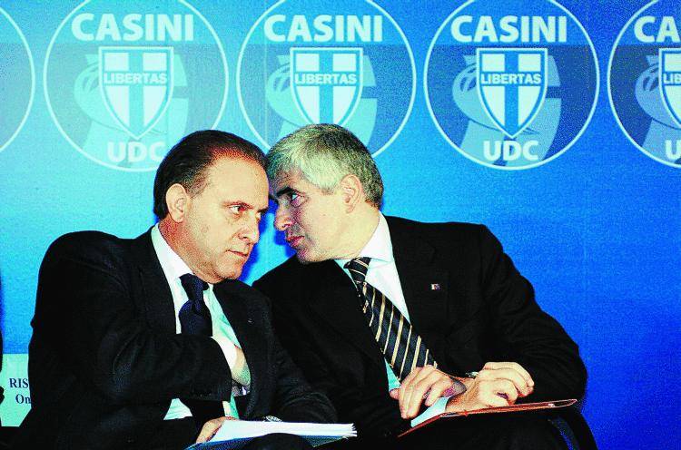 Fini e Bossi spingono per isolare Casini. Berlusconi: aspettiamo