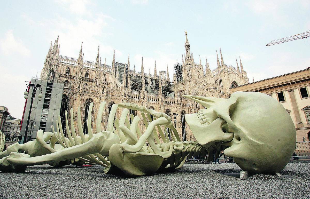 Uno scheletro di 24 metri in piazza Duomo