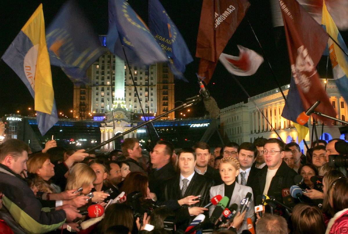 Kiev, migliaia in piazza: braccio di ferro per lo scioglimento del parlamento