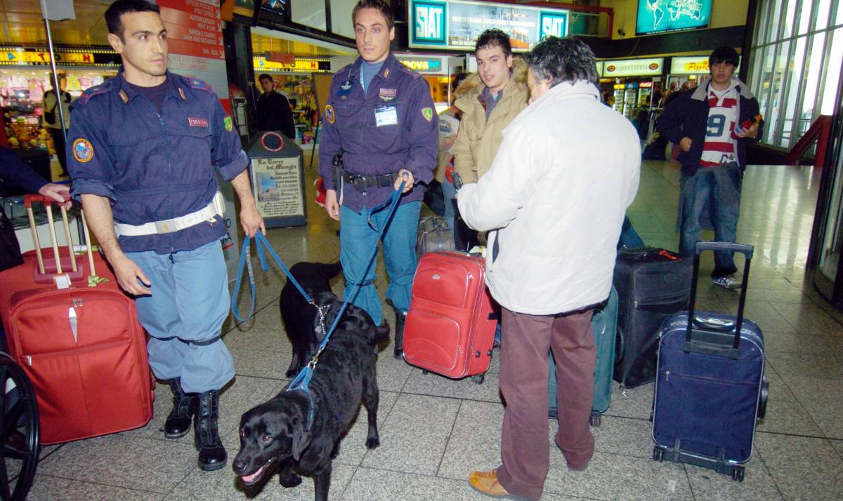 Pistola e bomba in valigia, aeroporto in tilt