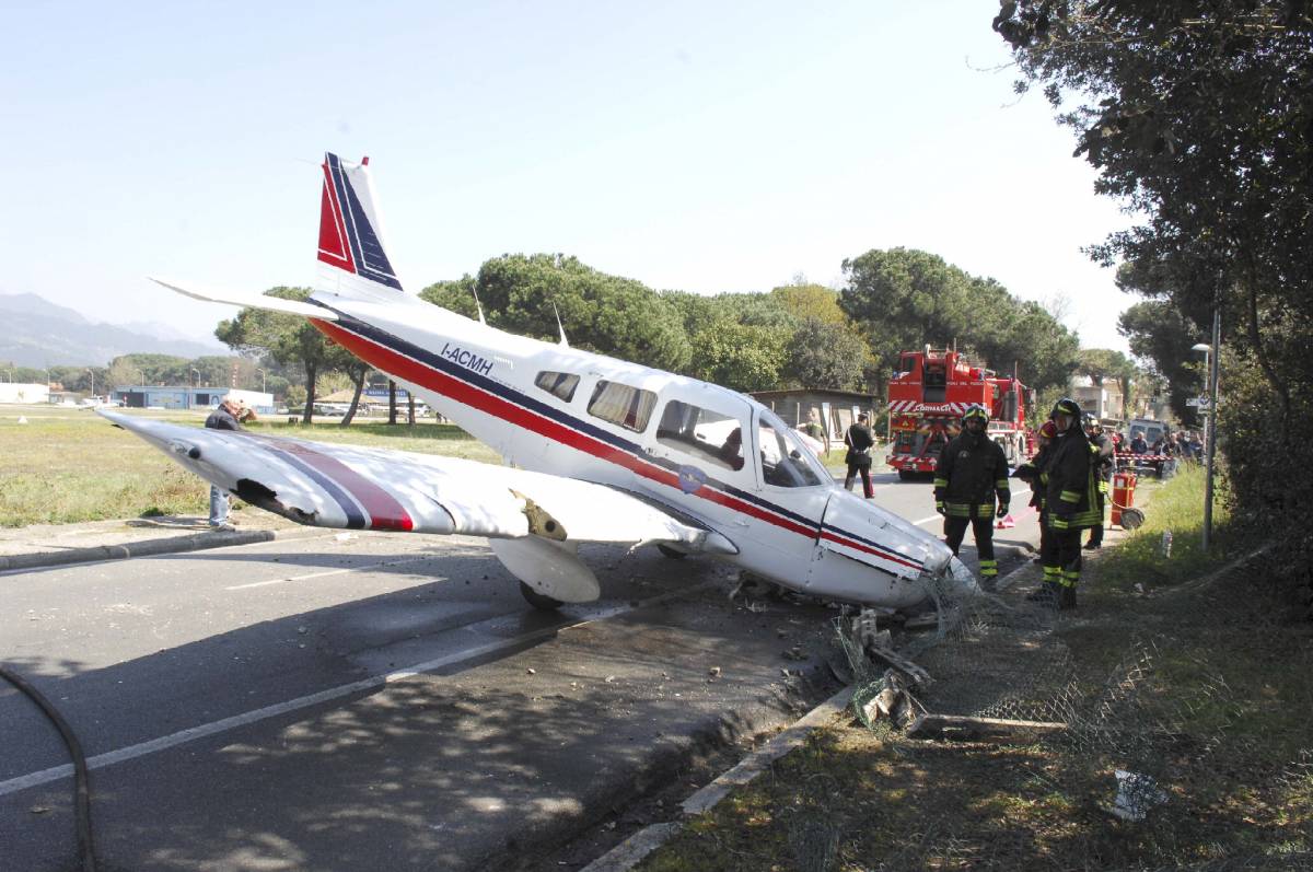 Piper atterra sulla strada a Marina di Massa