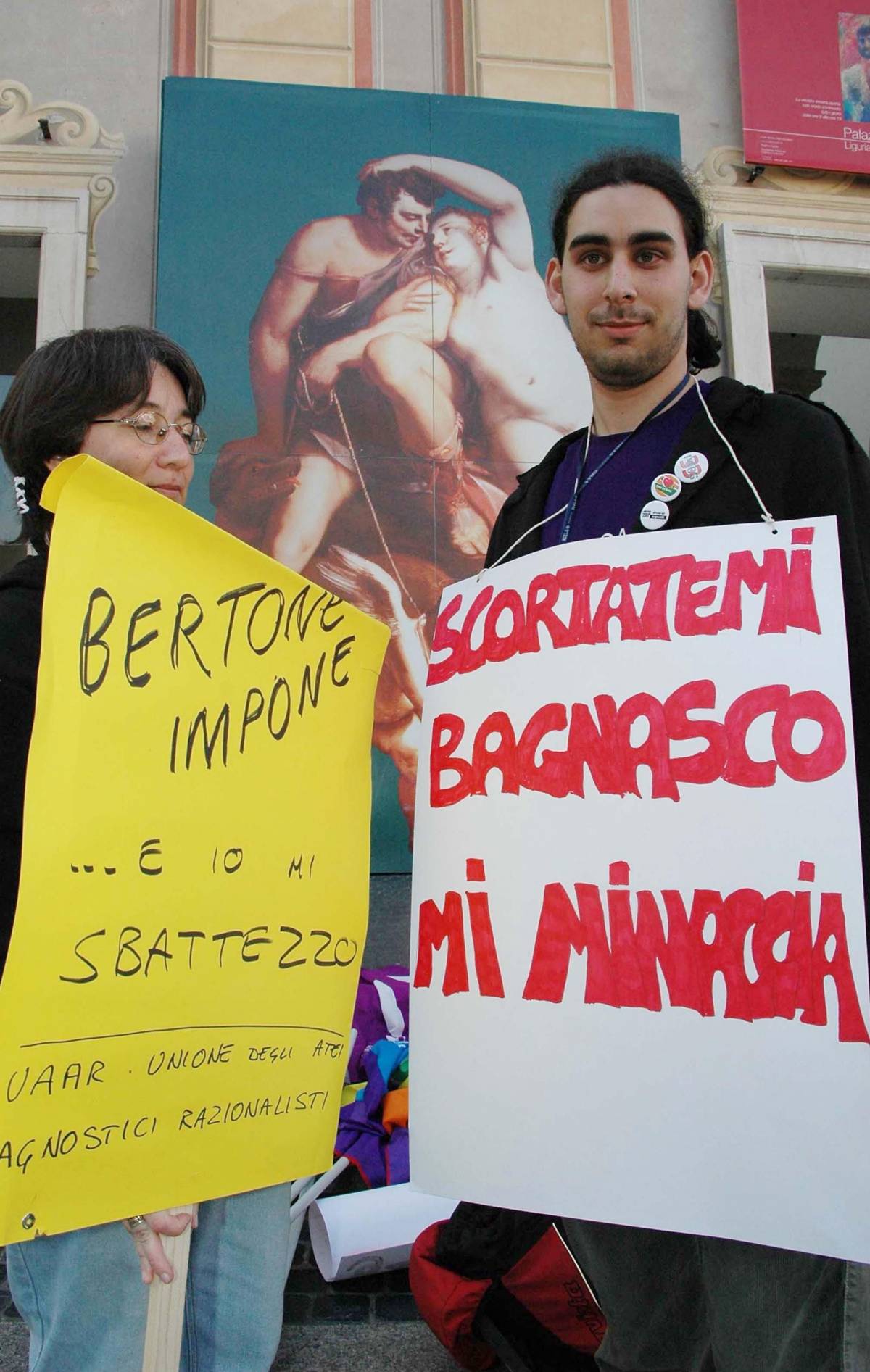 Solidarietà al vescovo, no dei comunisti