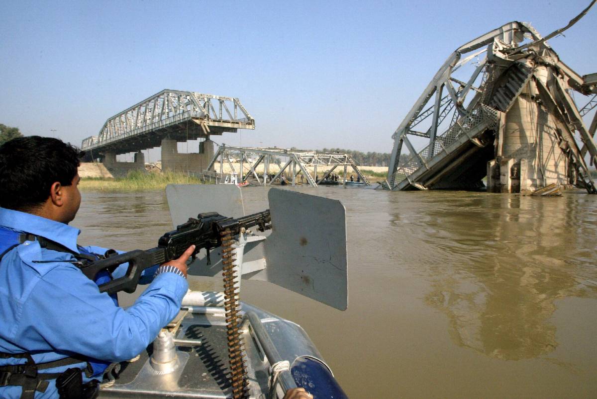 Bagdad, camion-bomba fa crollare ponte sul Tigri