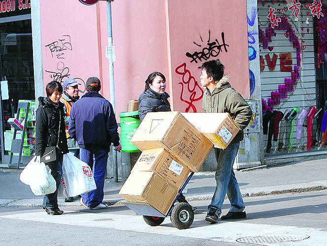 Gli  italiani sono esasperati: "Noi, stranieri a casa nostra"