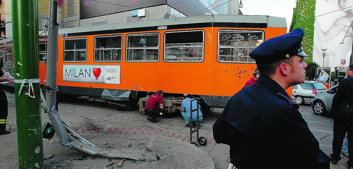 Tram deraglia e abbatte semaforo: otto feriti