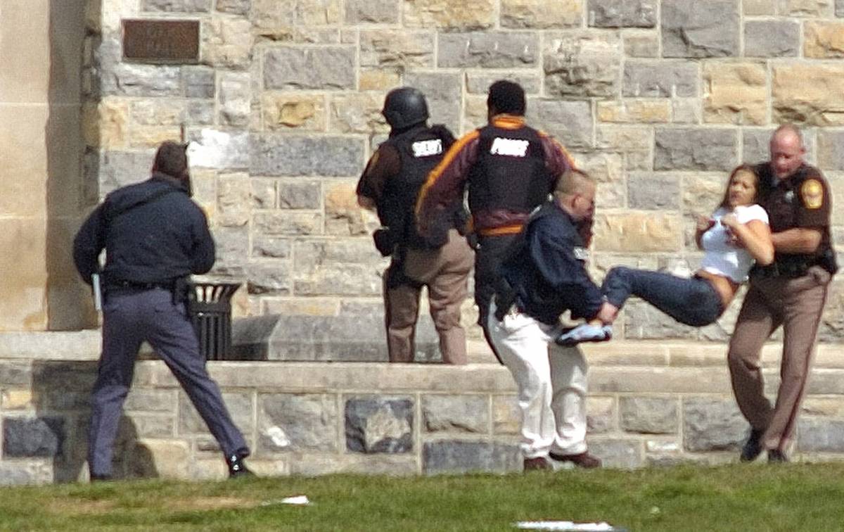 Virginia Tech, massacro nel campus Due sparatorie: i morti sono 32 Bush: "Sconvolto da questo orrore"