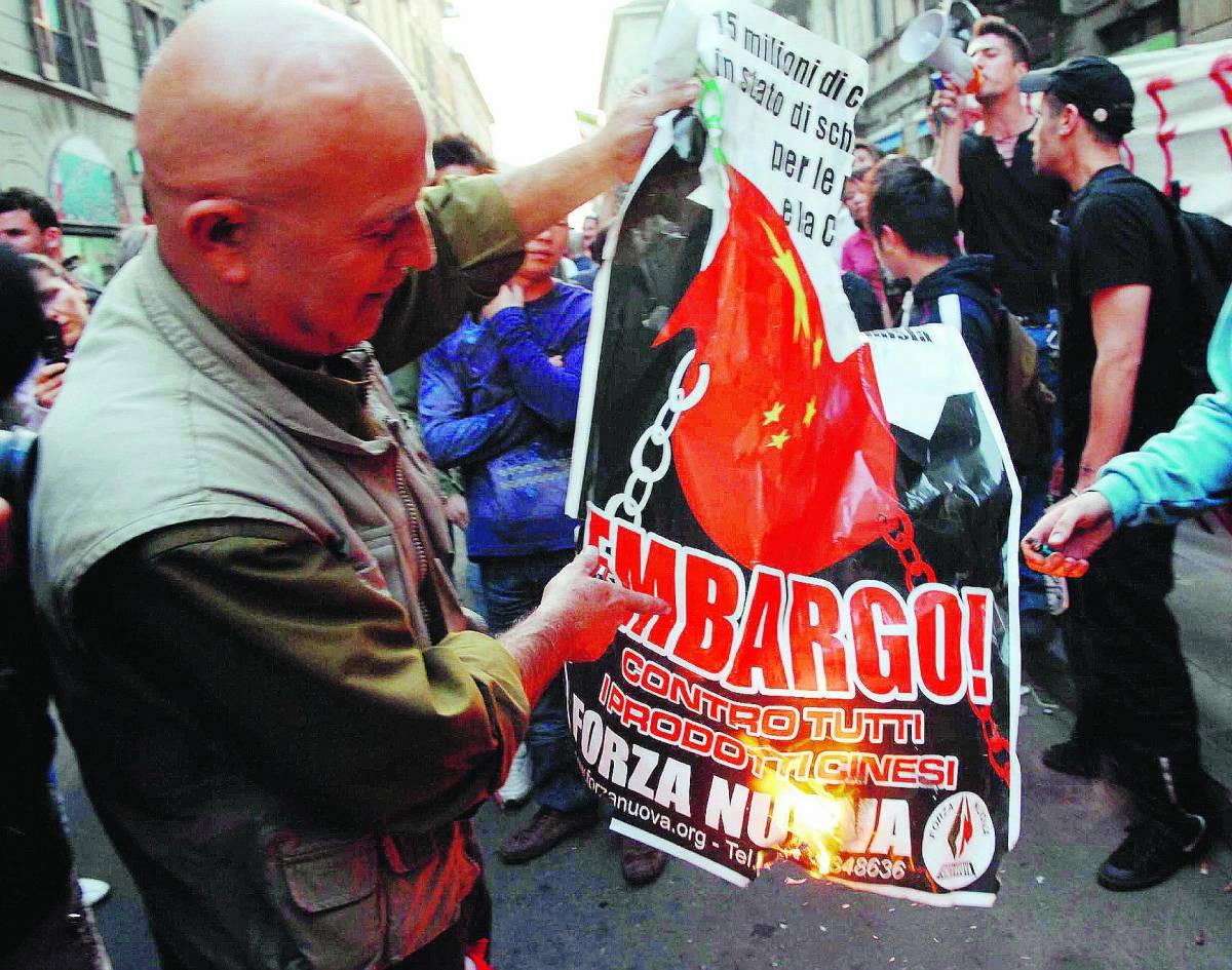 Milano, i centri sociali si alleano con i cinesi