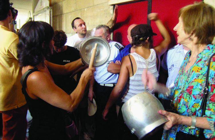 A Sestri, durante la protesta contro il termovalorizzatore i cittadini promettono voti al rappresentante del centrodestra La sinistra incenerisce pure i diritti Enrico Musso, candidato della Casa delle Libertà, allontanato dal corteo: «Sei solo un manif