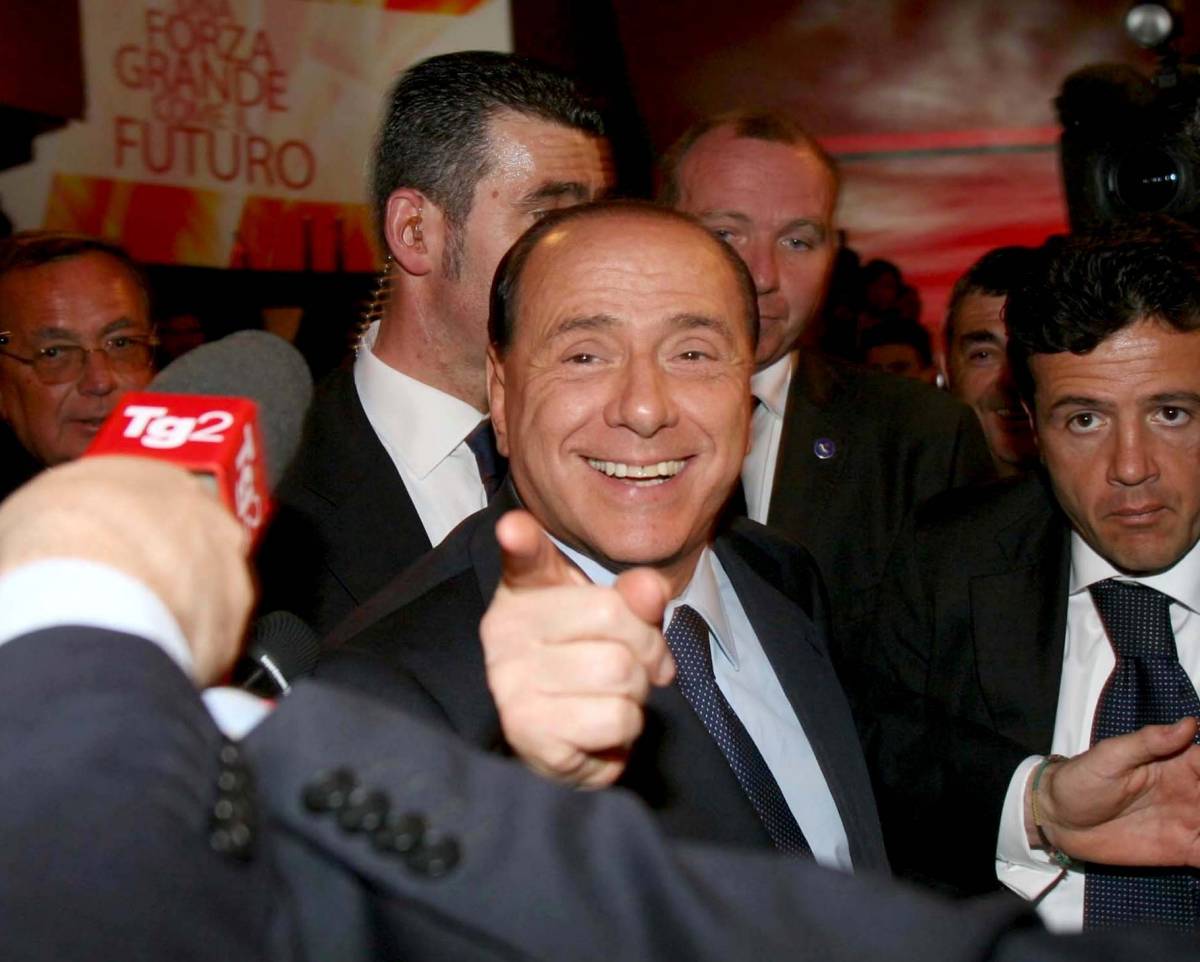 "Nel governo le cose non vanno" 
Berlusconi lancia le larghe intese