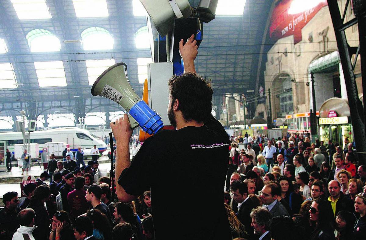 «Biglietti scontati», no global bloccano i treni