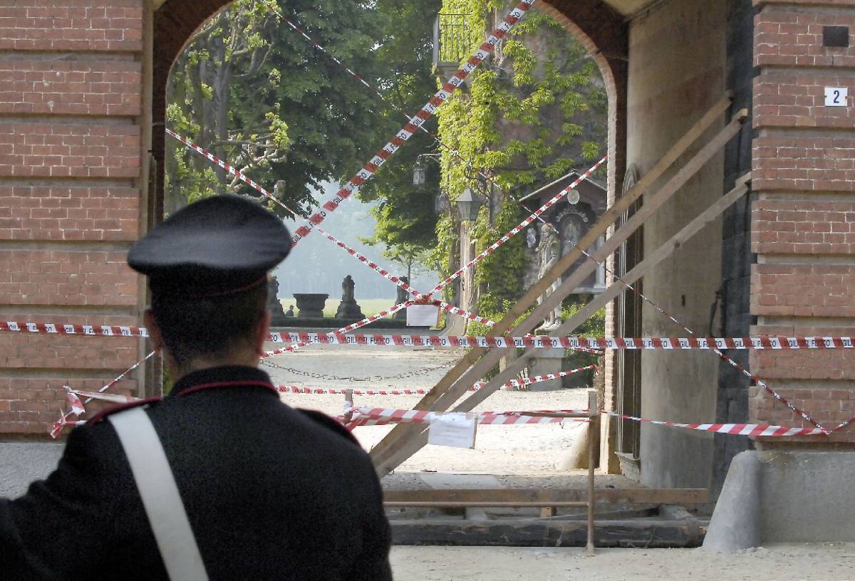 Torino, bimba di 6 anni muore 
schiacciata dal portone di casa