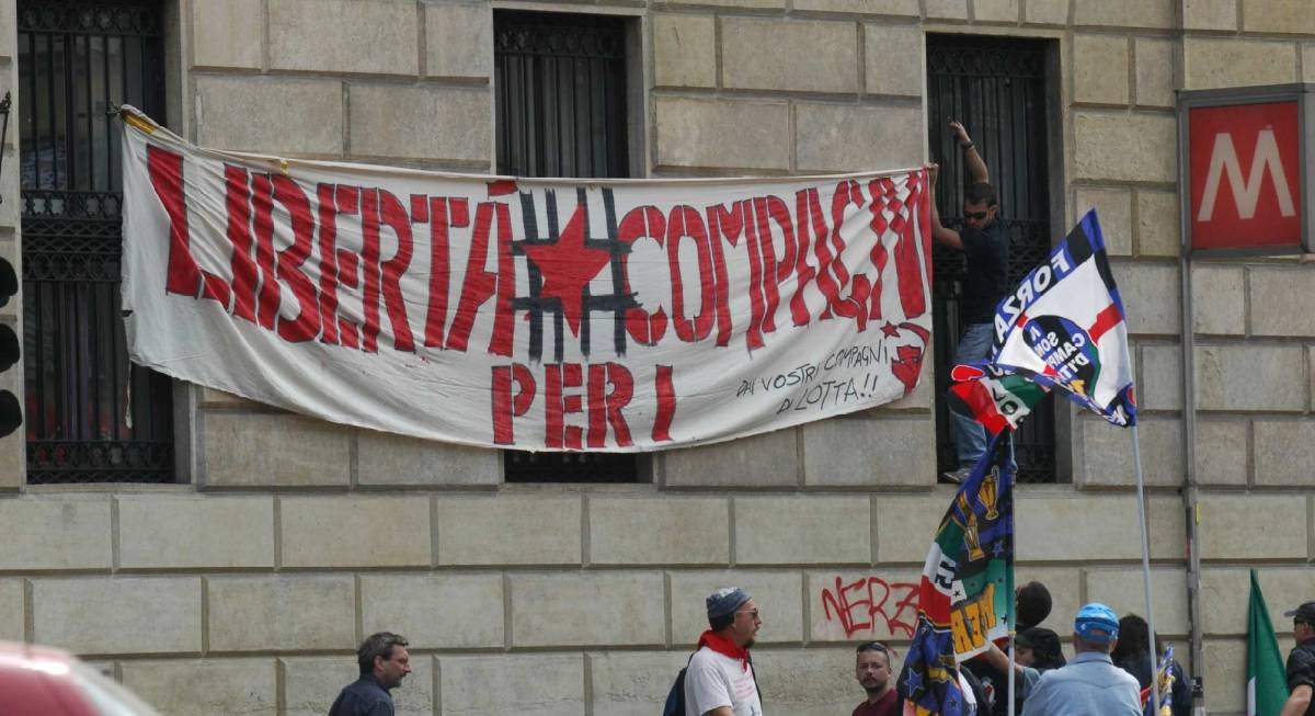 Milano, striscione filo-Br: "Libertà per i compagni arrestati". Amato: preoccupante