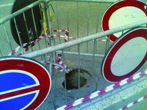 In strada una buca profonda un metro