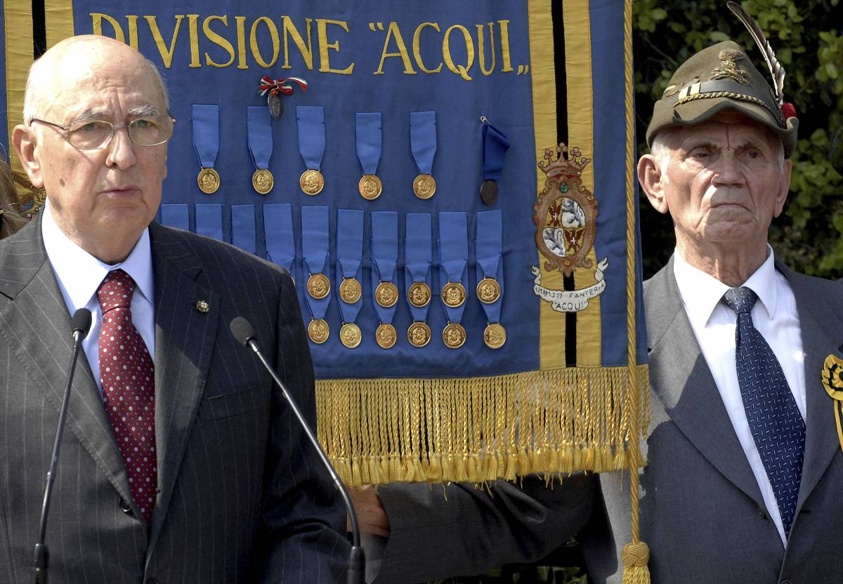 Napolitano: 25 Aprile festa di tutti. Ma la sinistra bersaglia Berlusconi