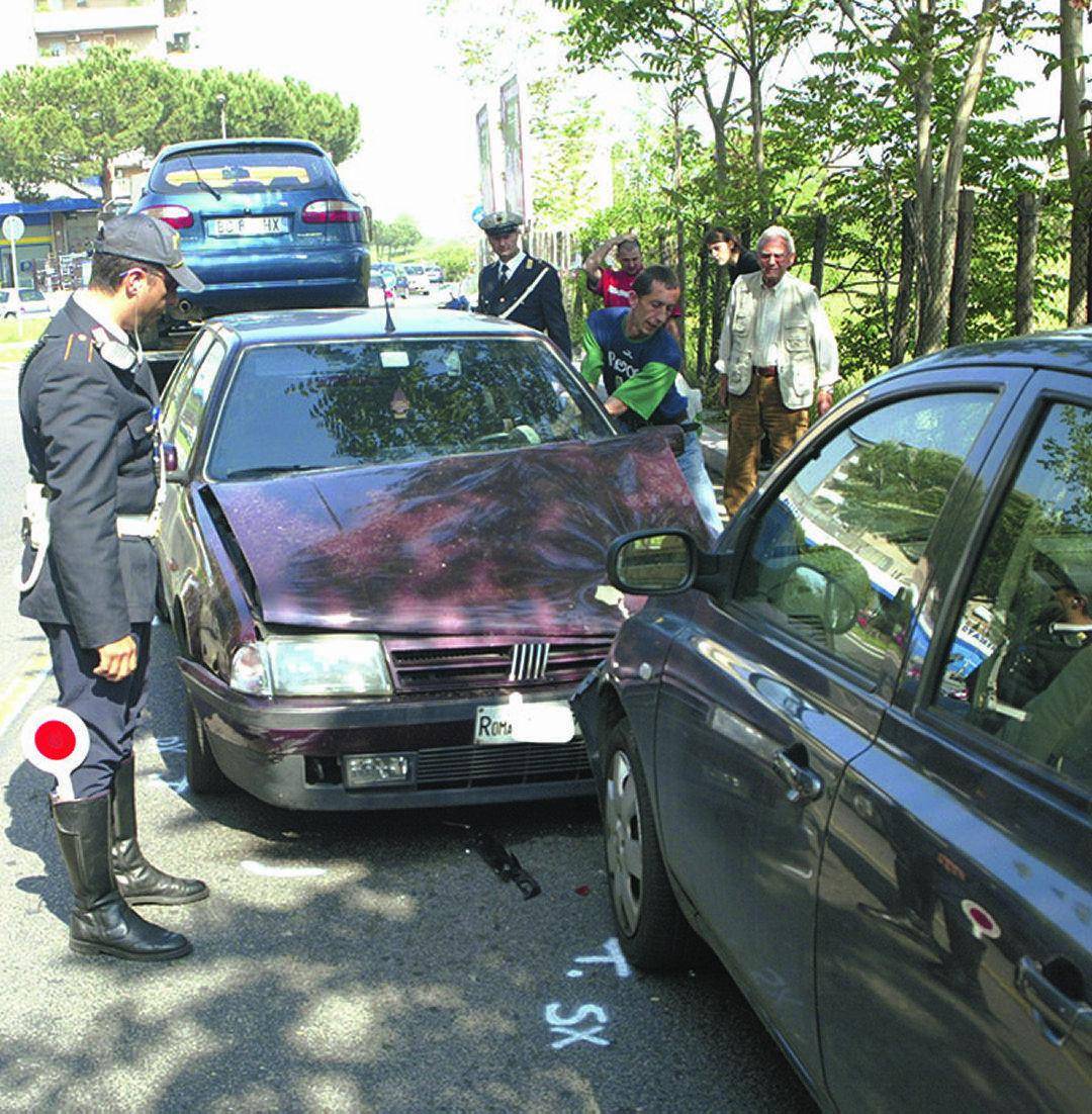 Utilitaria con donna incinta investita da un’auto pirata