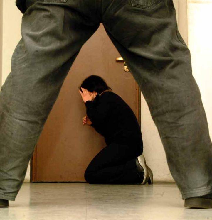 Ragazzina di 13 anni violentata per un anno dall’amico di famiglia