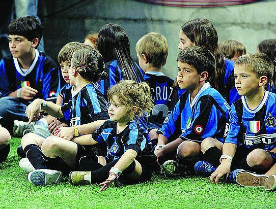 Nella notte col sorriso di Facchetti i papà rubano il pallone ai bambini