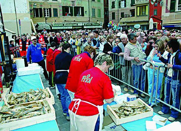 Camogli si prepara alla maxifrittura in piazza