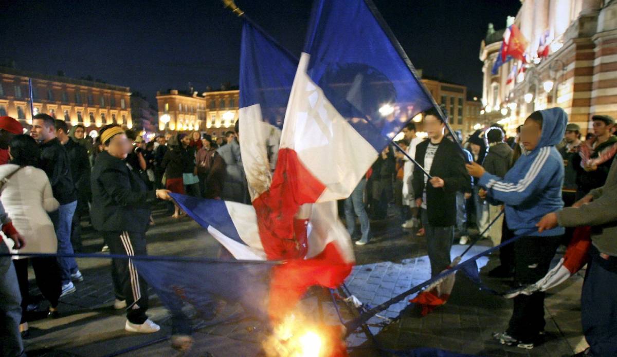 La sinistra scende in piazza: scontri alla Bastglia e in altre città, cortei anti-Sarko