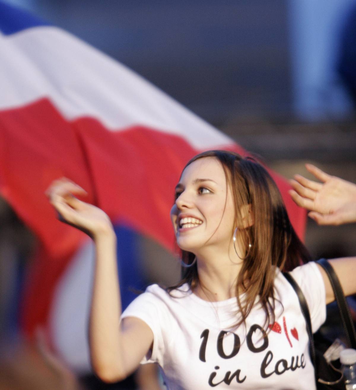 La Francia svolta a destra: anche le donne con Sarko