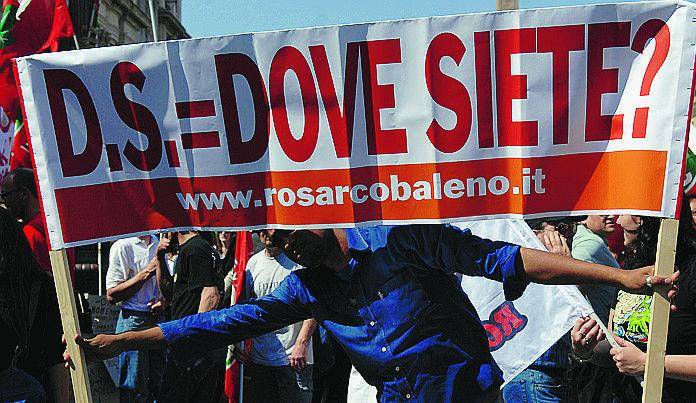 Gli striscioni in piazza: "Ds=Dove siete?" I manifestanti se la prendono con Fassino