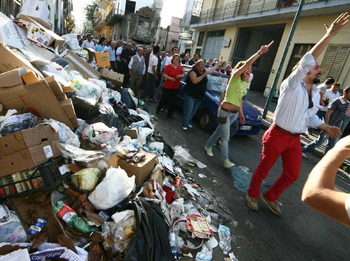 Napoli, i no global assaltano 
il commissariato per i rifuti 