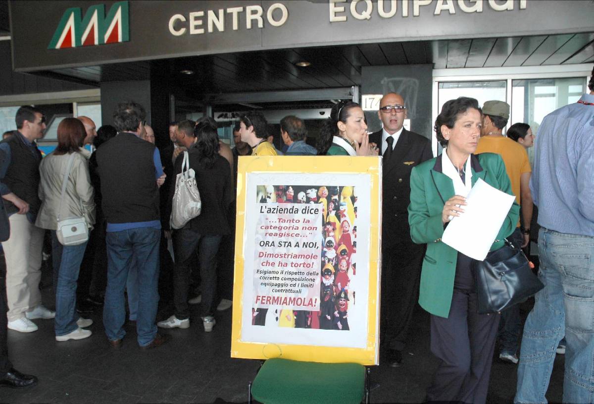 Alitalia dopo le offerte crollo 
 in borsa. Agitazione hostess