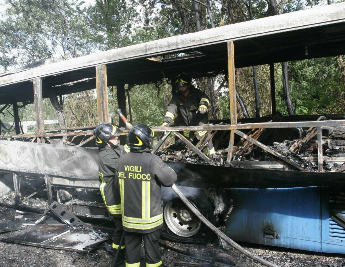 Bus sequestrato, agente ferito 
Catturati due dei tre banditi