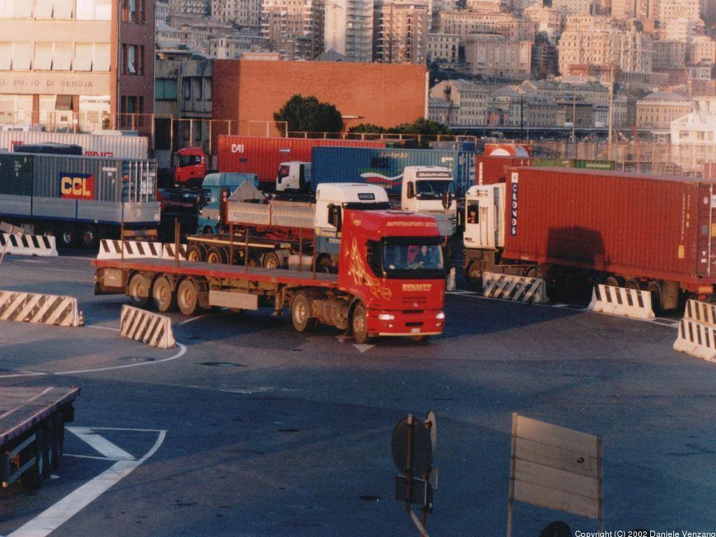 Genova, gara di velocità tra tir: un morto