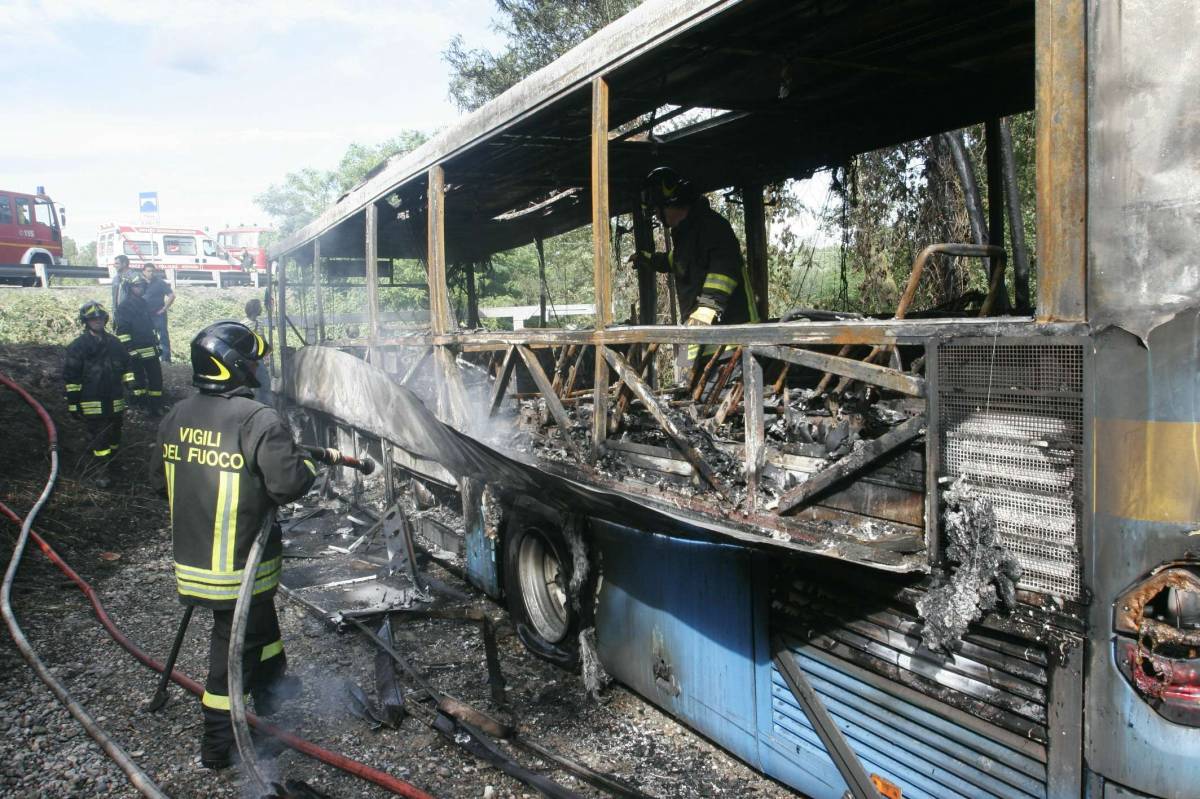 Bus dirottato, Minniti: "Non 
esclusa la pista terroristica"