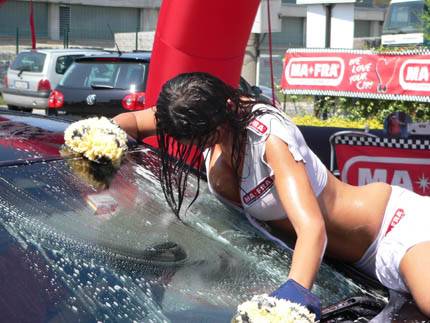 Australia, autolavaggio in topless