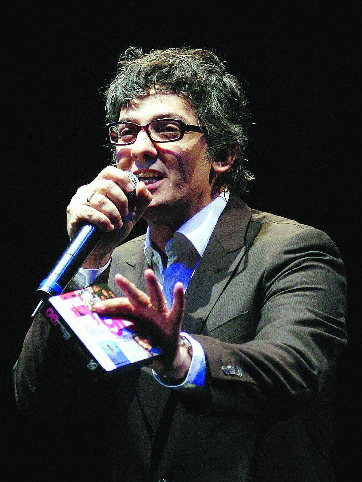 FIORELLO canta, balla, recita  lo show fa il botto