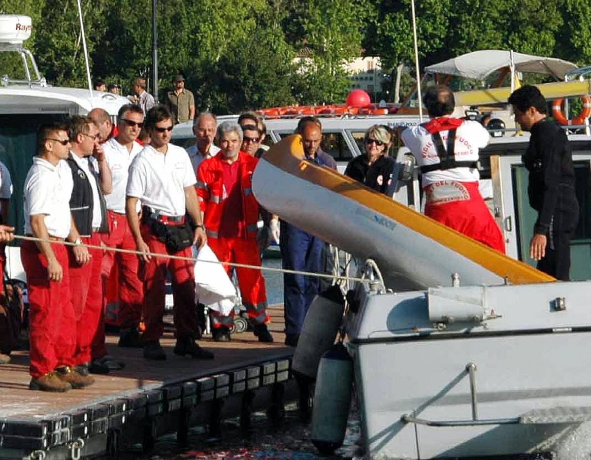 Sfida in canoa le onde del lago: annega con i due figlioletti