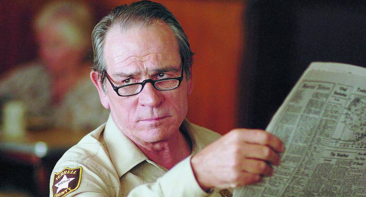 Lo sceriffo Tommy Lee Jones indeciso tra Colt e pensione