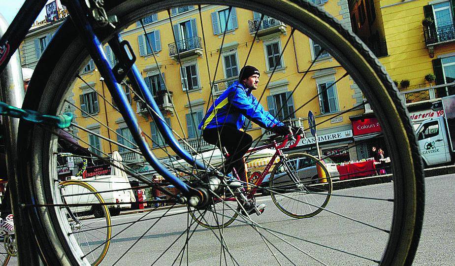 Multe alle bici sui marciapiedi e 150 vigili in più