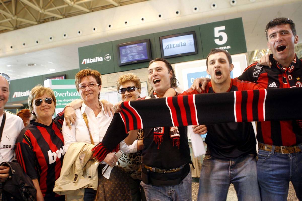 Cancellazioni e ritardi, la rabbia dei tifosi del Milan in partenza per Atene