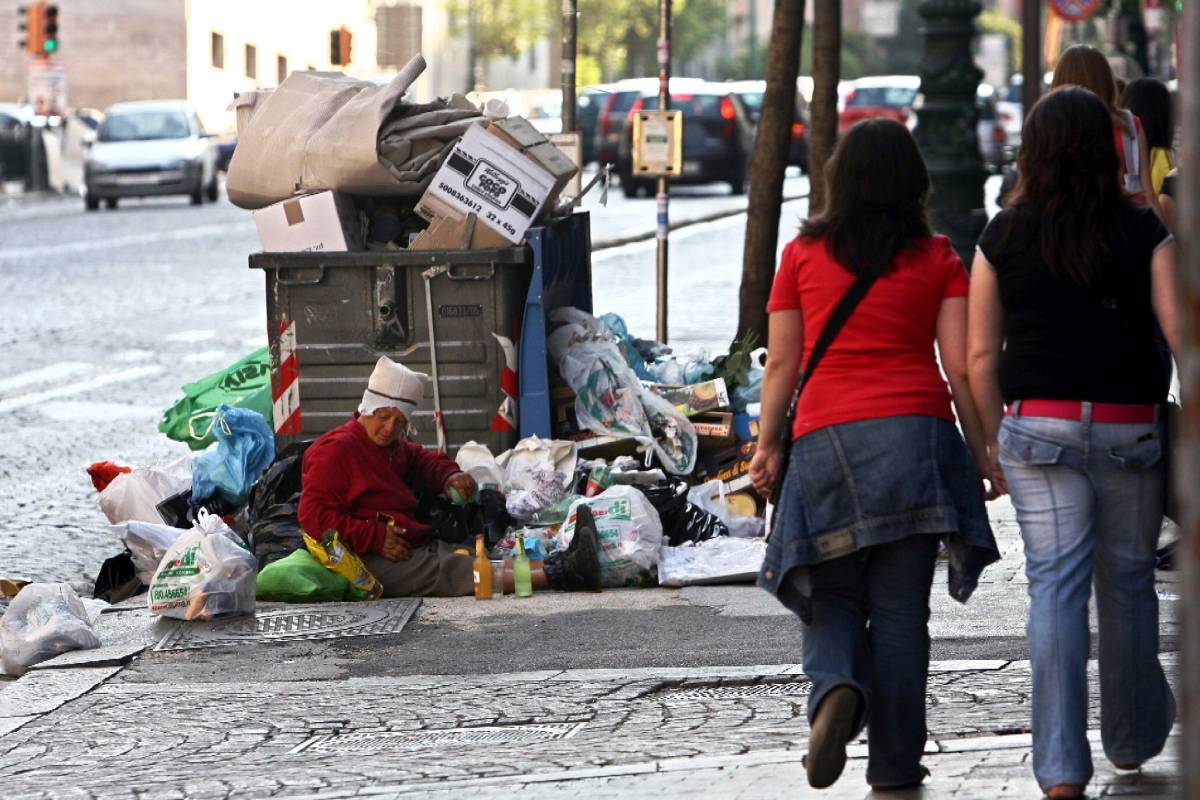 Napoli invasa da 2.600 tonnellate di rifuti. Napolitano: situazione tragica