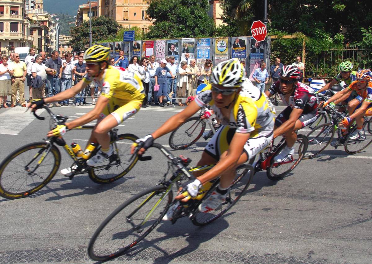 Genova a piedi e in bicicletta accoglie la carovana del Giro