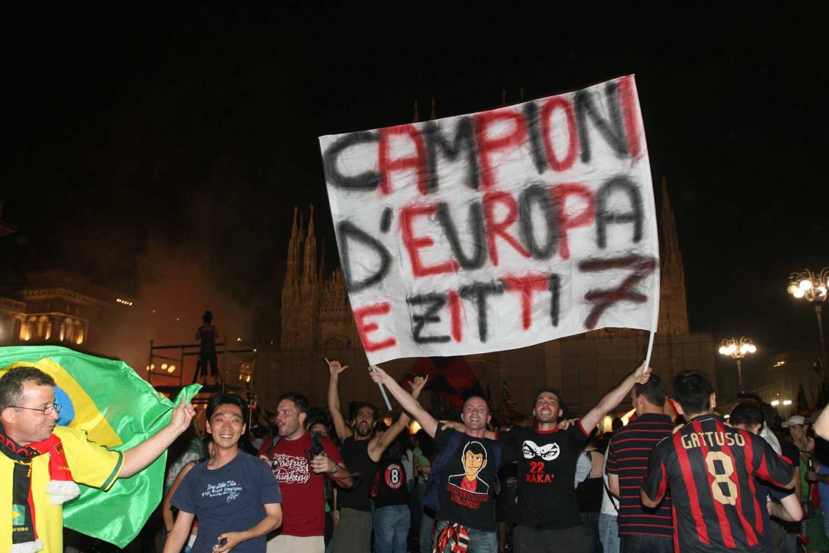 Campioni... campioni! In piazza Duomo: esplode la movida rossonera