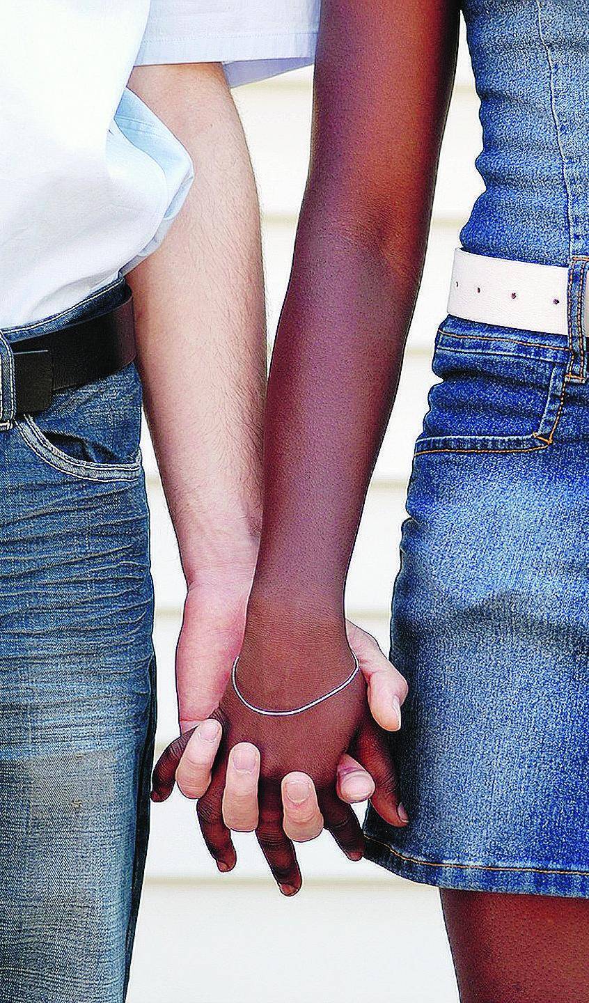 Sull’altare con il passaporto E gli immigrati diventano italiani